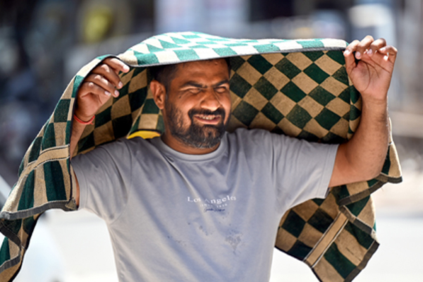 लोग ढंक कर चल रहे