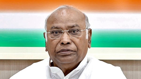 खड़गे के बयान पर विवाद गहराया, चुनाव आयोग ने भेजा नोटिस