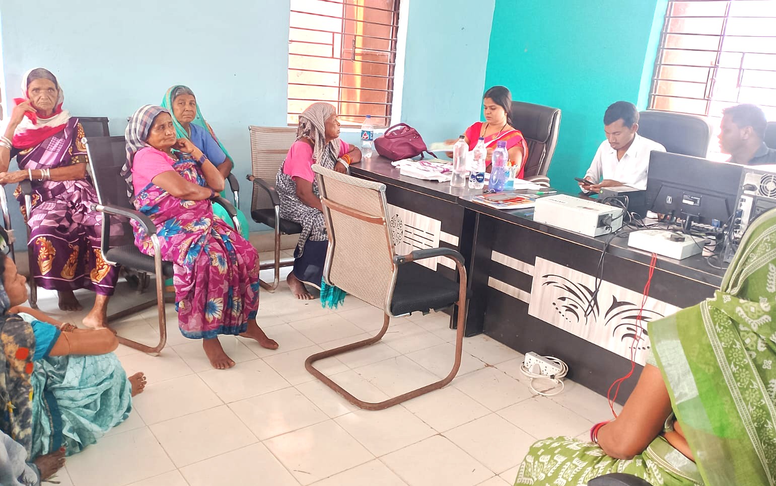 ई-केवाईसी के लिए पहुंचे लोग