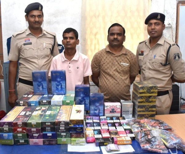 मोहन नगर में अवैध हुक्का और ई-सिगरेट कारोबार का भंडाफोड़, दो आरोपी गिरफ्तार