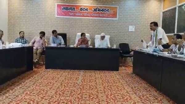 सभा में हंगामा : 82 प्लेसमेंट कर्मचारी, ठेकेदारी, जल योजना और पारदर्शिता को लेकर विपक्ष-प्रशासन आमने-सामने