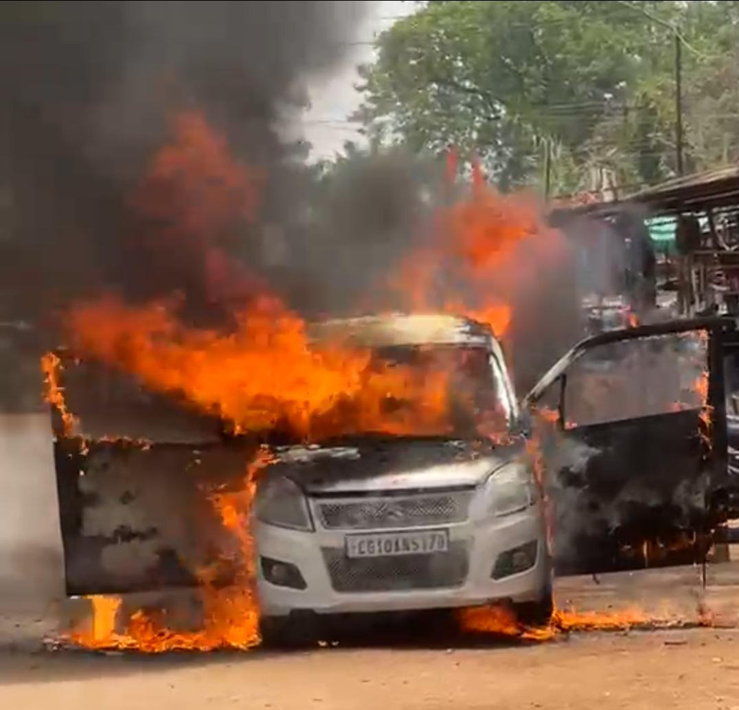 गुरुनानक चौक के पास खड़ी कार में लगी भीषण आग