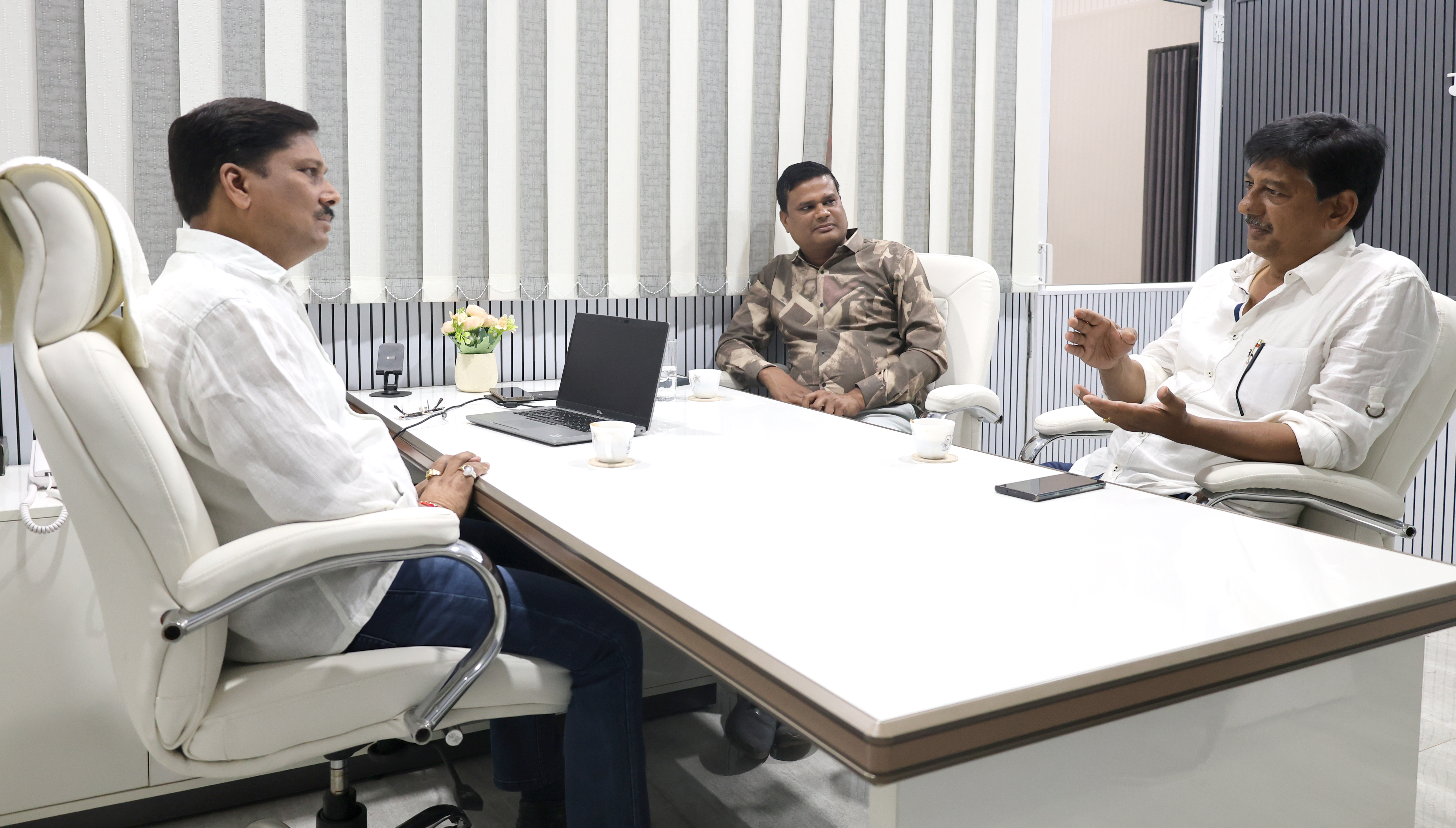 कीर्तिमान कार्यालय में डॉ. विमल चोपड़ा