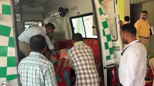 कलेक्ट्रेट पहुंचे समलू मरकाम, गंभीर कैंसर पीड़िता पत्नी को एम्बुलेंस से पहुंचाया जिला अस्पताल, रायपुर रेफर की तैयारी