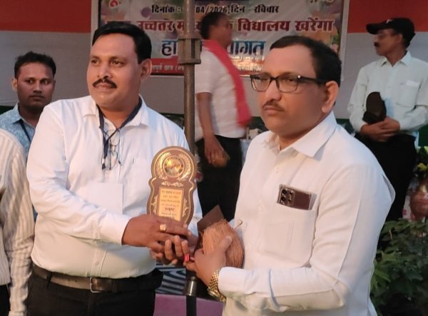 बीस साल बाद खरेंगा में जुटे स्कूल के पूर्व  विद्यार्थियों ने किया व्याख्याता हेमंत डड़सेना का सम्मान
