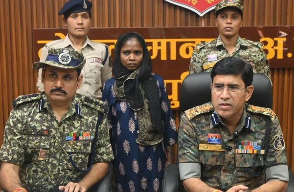 महिला नक्सली का आत्मसमर्पण