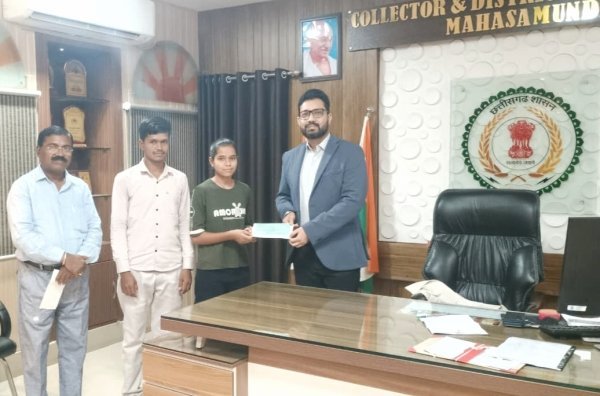 पिथौरा की मेधावी छात्राओं को राज्यपाल का सम्मान, 10-10 हजार रुपये की प्रोत्साहन राशि प्रदान
