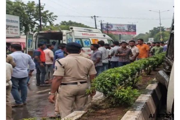 मंदिर हसौद थाने के सामने बस पलटी, 12 यात्री घायल