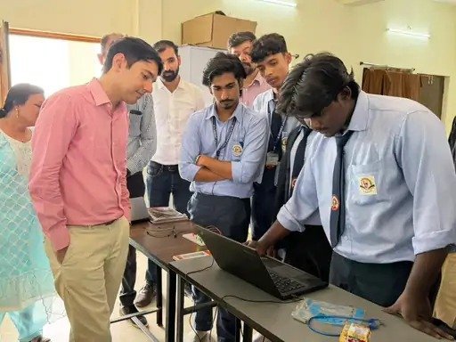बस्तर के युवा रचेंगे डिजिटल क्रांति : जगदलपुर के विवेकानंद स्कूल में एआई और रोबोटिक्स वर्कशॉप का आगाज़