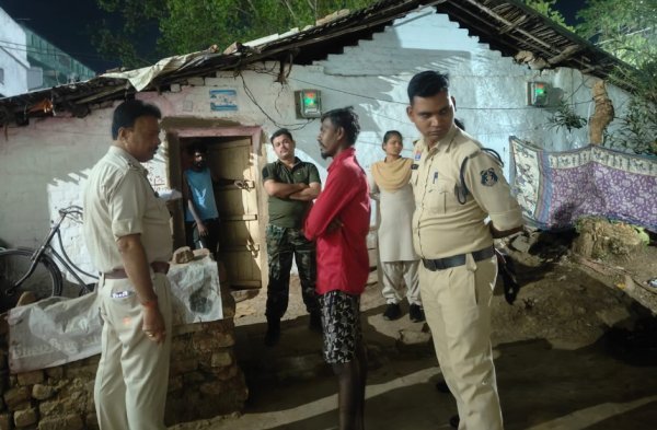 आधी रात का पुलिस एक्शन : खैरागढ़ में कॉम्बिंग गश्त से बदमाशों में खौफ, फरार वारंटी गिरफ्तार