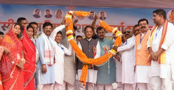 कर्मा महोत्सव व सामूहिक विवाह कार्यक्रम में मुख्यमंत्री साय की सहभागिता, विकास कार्यों की घोषणाएँ