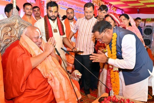शिवरीनारायण में 9 दिवसीय श्रीराम कथा में शामिल हुए मुख्यमंत्री, जगद्गुरु रामभद्राचार्य से लिया आशीर्वाद