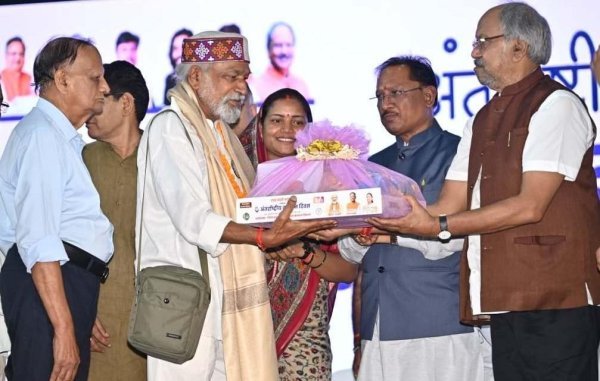 छत्तीसगढ़ में वरिष्ठ नागरिकों के लिए मजबूत सामाजिक सुरक्षा तंत्र, पेंशन, वृद्धाश्रम और तीर्थ यात्रा योजनाओं से मिल रहा सम्मानजनक जीवन