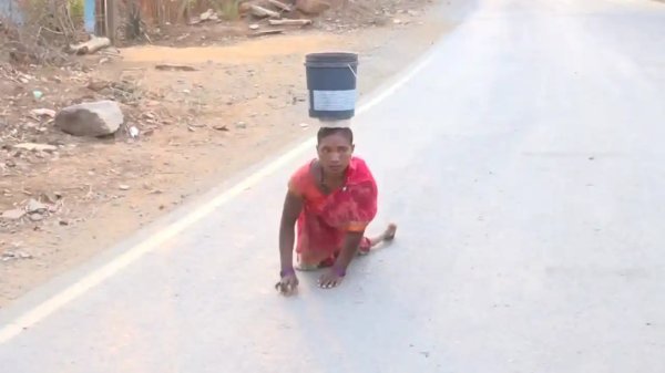 बस्तर की झुलसती सड़क और घुटनों के बल रेंगता विकास, दुलमा के संघर्ष ने खोली दावों की पोल