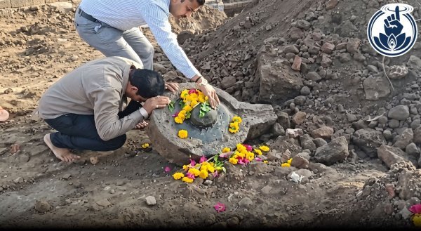 श्रद्धा की लहर : महाकाल मंदिर परिसर में टनल की खुदाई के दौरान निकला प्राचीन शिवलिंग