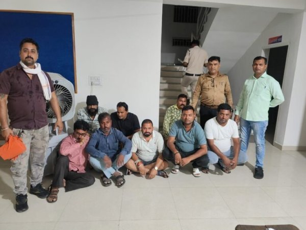 ऑपरेशन अंकुश का प्रहार : स्ट्रीट लाइट के नीचे चल रही जुए की महफिल पर पुलिस की दबिश, 8 गिरफ्तार