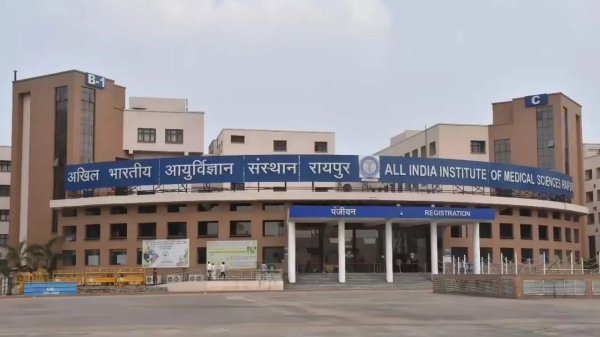 बेड का संकट : रायपुर एम्स में गंभीर मरीजों को भी नहीं मिल रही जगह, रेफर के भरोसे इलाज