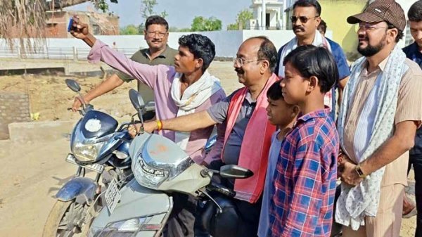 सादगी : जब प्रोटोकॉल छोड़ स्कूटी पर गलियां नापने निकले उपमुख्यमंत्री अरुण साव