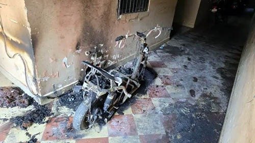 अफरा-तफरी : इलेक्ट्रिक स्कूटी में लगी आग, बाल-बाल बचे कई परिवार