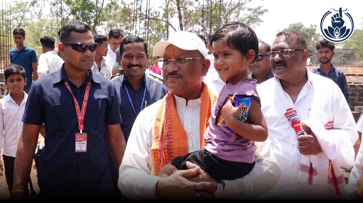 सीएम साय ने मानविका स्नेहपूर्वक उठाया गोद में