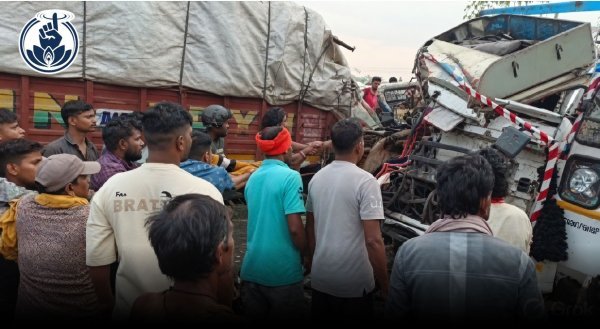 सड़क हादसा : दो ट्रकों की भिड़ंत में चालक की दर्दनाक मौत, स्टीयरिंग में फंसा रहा शव