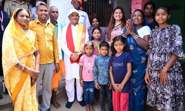 आत्मीय दौरा : सीएम साय ग्रामीण के निमंत्रण पर पहुंचे, गृह प्रवेश को बनाया यादगार, नरेंद्र मोदी की योजना से साकार हुआ सपनों का घर