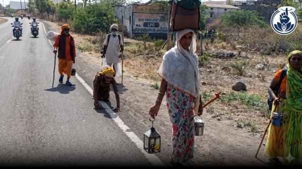 आस्था की पराकाष्ठा : तपती सड़क पर दंडवत प्रणाम करते पुत्र और नंगे पैर अखंड ज्योत थामे मां की अनूठी नर्मदा परिक्रमा