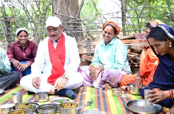 लोखान में सुशासन तिहार के दौरान सीएम का श्रमिकों के बीच भोजन सहभागिता