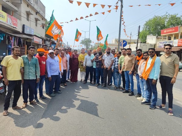 जीत का जश्न :  चुनावी सफलता पर आतिशबाजी और मिठाई वितरण