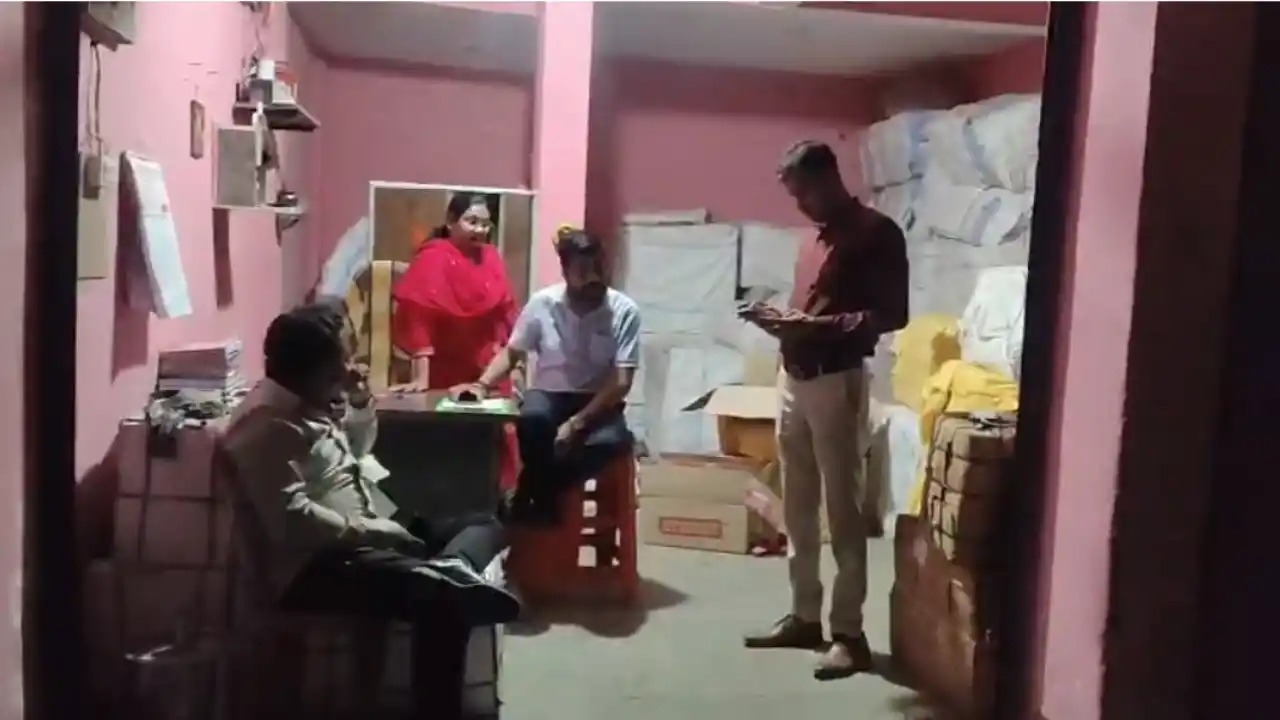 बालाजी मूवर्स एवं पैकर्स में छापेमारी