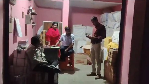 बड़ा फर्जीवाड़ा : ब्रांडेड मसालों के नाम पर ठगी, राजस्व विभाग की छापामार कार्रवाई में लाखों का नकली एवरेस्ट जब्त