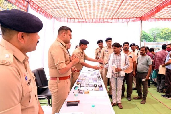 सजग कोरबा : जब 75 चेहरों पर लौटी मुस्कान, पुलिस ने ढूंढ निकाले 11 लाख के मोबाइल