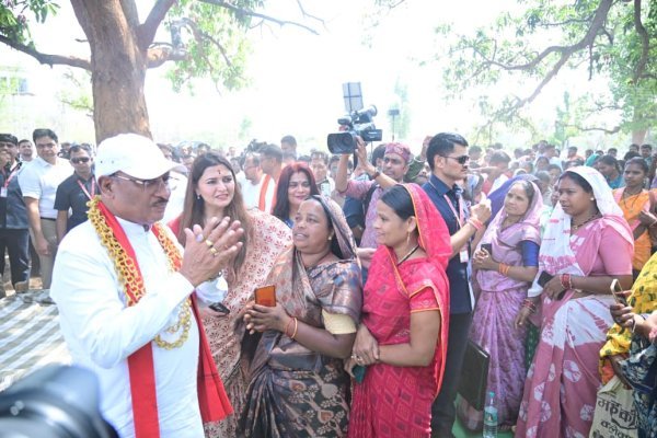 पंचायत दौरा : लखपति दीदियों से संवाद, चौपाल में नामकरण और विकास घोषणाएँ