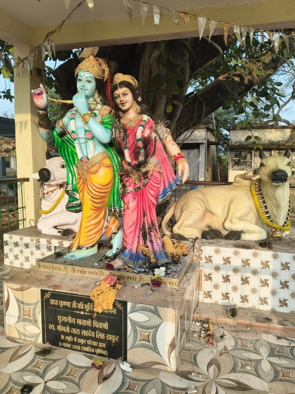 गांव में आक्रोश: मुनगासेर में राधाकृष्ण की प्रतिमा से तोड़फोड़, कपड़ों में लगाई आग