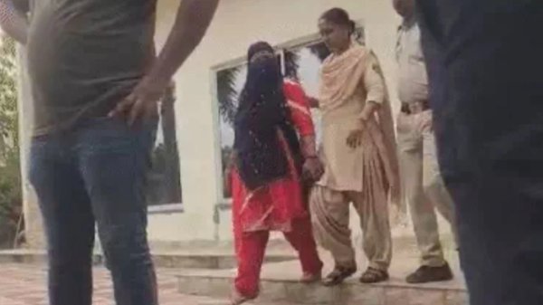 रिसॉर्ट ड्रामा : भाजपा नेता और शिक्षिका पत्नी के बीच विवाद सड़क पर आया, वीडियो वायरल