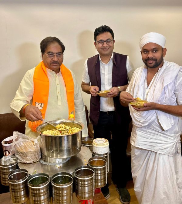 मोदी के नेतृत्व पर जनता की मुहर, भाजपा की ऐतिहासिक जीत पर कार्यकर्ताओं में जश्न