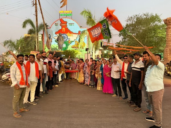 भाजपा कार्यकर्ताओं ने मनाया बंगाल-असम और एनडीए की जीत का भव्य विजय उत्सव