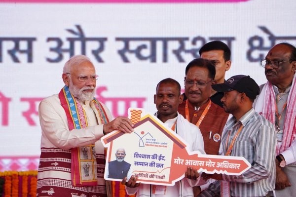अंधेरे से उजाले तक : पीएम आवास और मनरेगा ने दी दृष्टिबाधित दंपति को नई जिंदगी