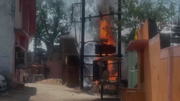 ट्रांसफार्मर में लगी भीषण आग : धमाकों से दहशत, घर छोड़कर भागे लोग; VIDEO आया सामने
