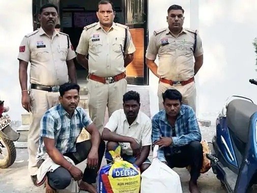 नशे के खिलाफ कार्रवाई : स्कूटी पर ओडिशा से लाया जा रहा था गांजा, घेराबंदी कर 3 तस्कर गिरफ्तार