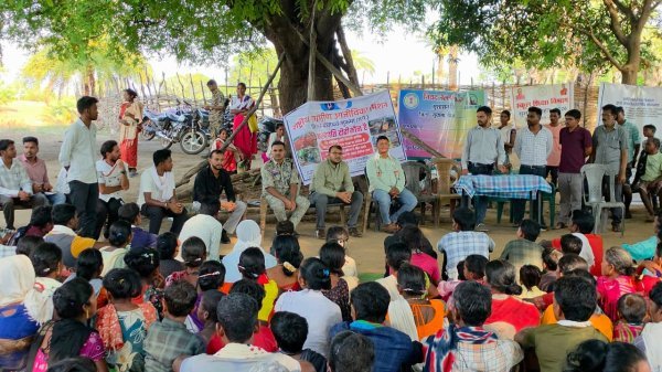 मोटरसाइकिल पर कलेक्टर-एसपी : गोंडेरास-नीलावाया में जमीनी चौपाल से बदली प्रशासन की तस्वीर