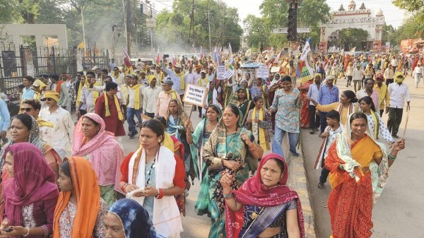 दुर्ग में गोड़ समाज का कलेक्ट्रेट घेराव : देवालय का ताला खोलने पर अड़े, सड़कें जाम—पुतला दहन से माहौल गरमाया