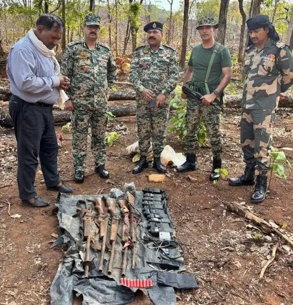 नक्सलियों के मंसूबे नाकाम : सुरक्षाबलों ने अबूझमाड़ के जंगलों से हथियारों का जखीरा किया बरामद