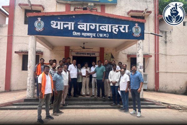 देवभोग नगर पंचायत मारपीट मामला : CCTV वायरल के बाद बागबाहरा थाने के सामने प्रदर्शन, उप अभियंता पर FIR की मांग तेज