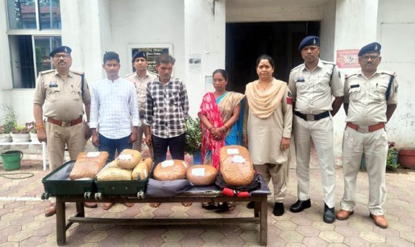 ऑपरेशन आघात : रेलवे स्टेशन के पास तीन तस्कर गिरफ्तार, 18 किलो गांजा बरामद