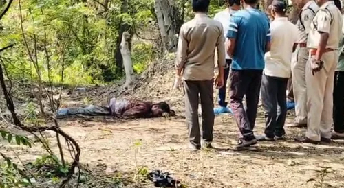 अज्ञात युवक का खून से सना शव मिला
