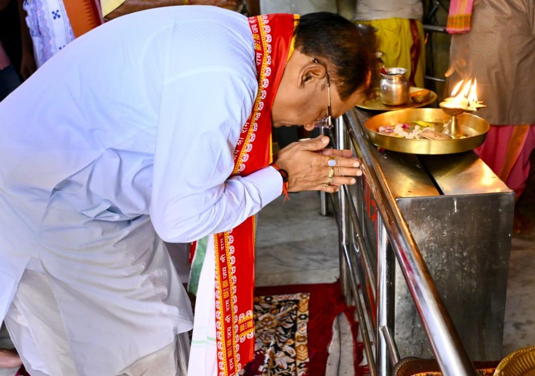 श्री जगन्नाथ मंदिर में पूजा-अर्चना करते मुख्यमंत्री