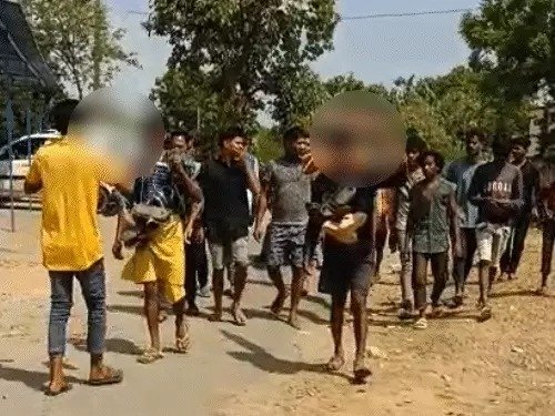 शर्मनाक घटना : चोरी के आरोप में दो युवकों को सार्वजनिक रूप से किया अपमानित
