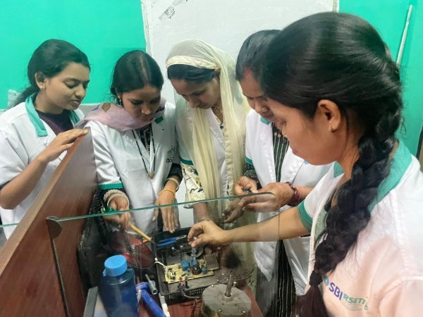 ग्रामीण महिलाओं की नई उड़ान : इलेक्ट्रिशियन प्रशिक्षण से आत्मनिर्भरता की ओर मजबूत कदम