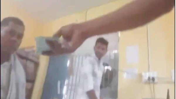 धान खरीदी केंद्र विवाद : 270 बोरा धान के साथ पहुंचे किसान से कथित वसूली का मामला, जांच के आदेश